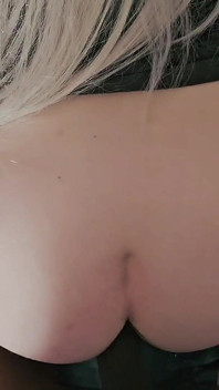 PAWGがソファにかがみ込み、黒いペニスをきつい穴に含み、ブロンドに潮を吹きかけている