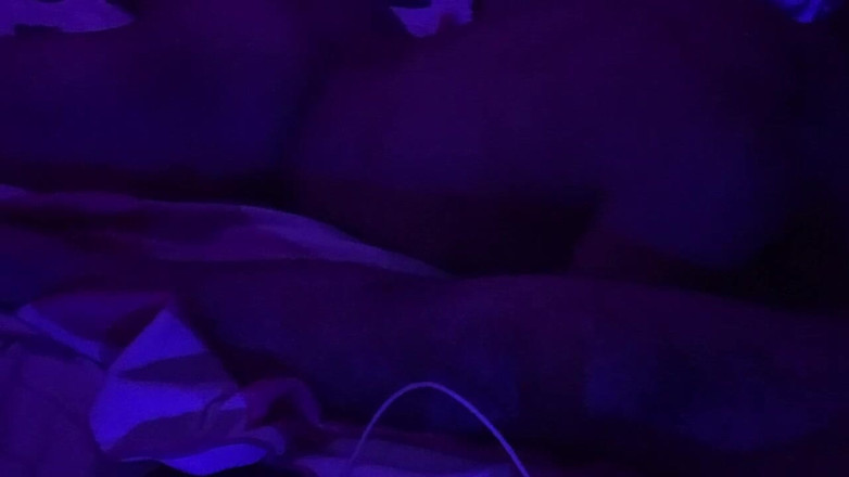 The-hook305: 哥们在蓝光房间里吮吸我的鸡巴