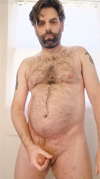 Sledujte, jak chčiju a pak uvidíte, jak můj penis vystříká velkou nálož spermatu!