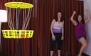 Lost Bets Games: Duas milfs tesudas jogam um strip disc golf na sala...