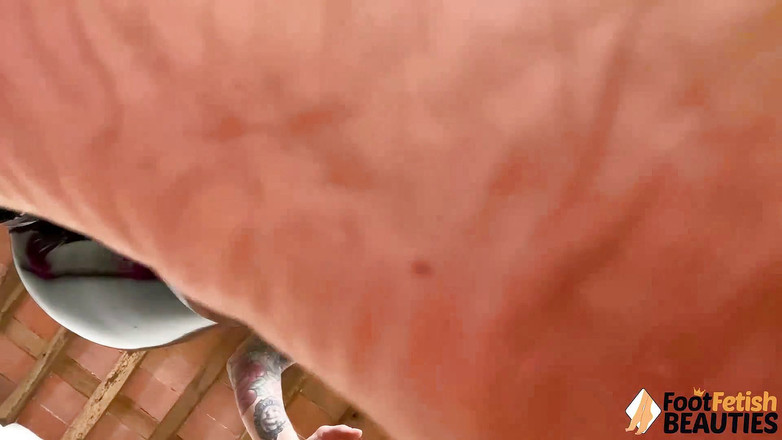 Foot Fetish HD: La ragazza viola Lavey lascia il suo piccolo giocattolo