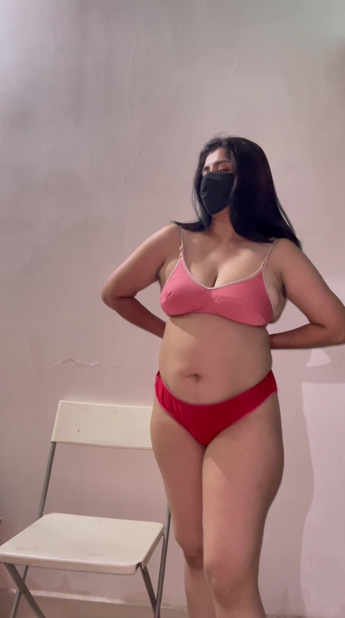 Indiandesiriya: Caliente india desnuda dedeándose caliente