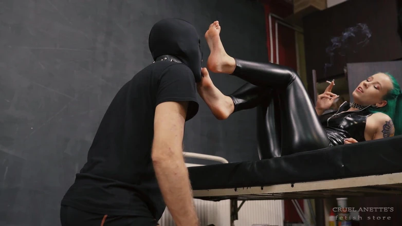 Cruel Anettes fetish world: O pé dela na boca