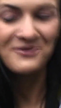 Safada milf adora chupar o pau de um estranho ao ar livre