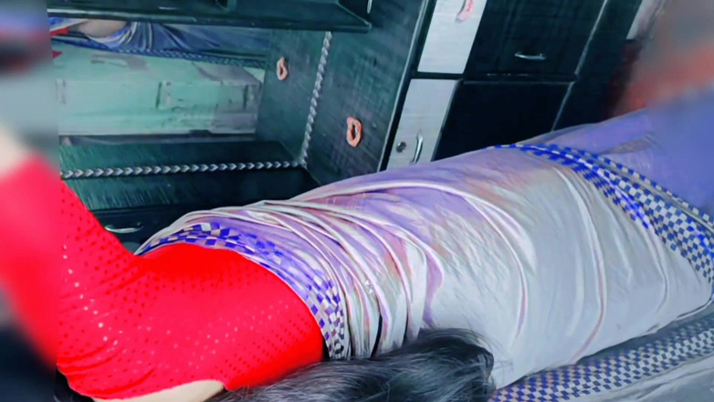 Rakul008: とても可愛いサリー・バービー(フルHD)が背中に氷マッサージをした後、デヴァルで激しく激しいアナルセックスを楽しんでいます