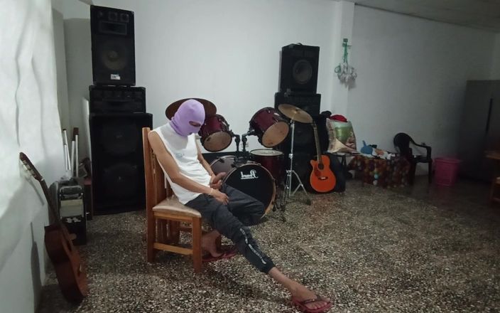 Goky: Sexi Music Teacher Poses Cachondo to Pupil