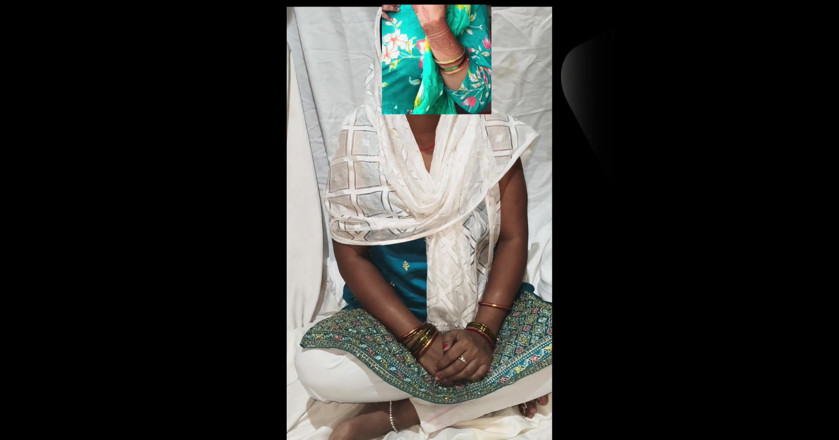 Desi step mom: 德西继母今天被要求脱下她的衣服和她做爱。