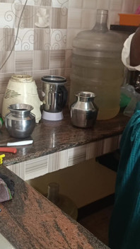 La casalinga scopa in cucina