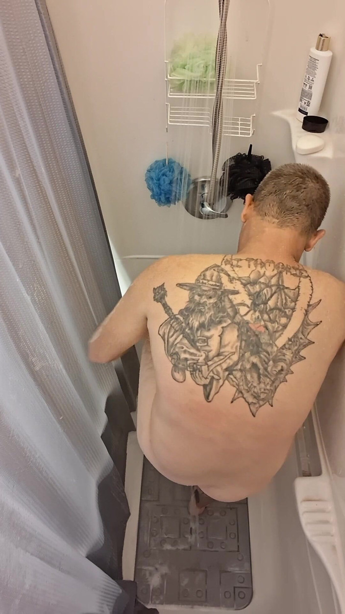 DubeSnackes: Dubesnackes, ukazování času a mydlení a tření jeho sexy těla.