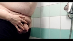 Asian slave & white superchub Master: イヴは再びアダムの太い未割りのチンコを奪い、シャワーでアダムにおしっこをかけます。アダムは包皮でおしっこをするときは、とても汚れる少年です