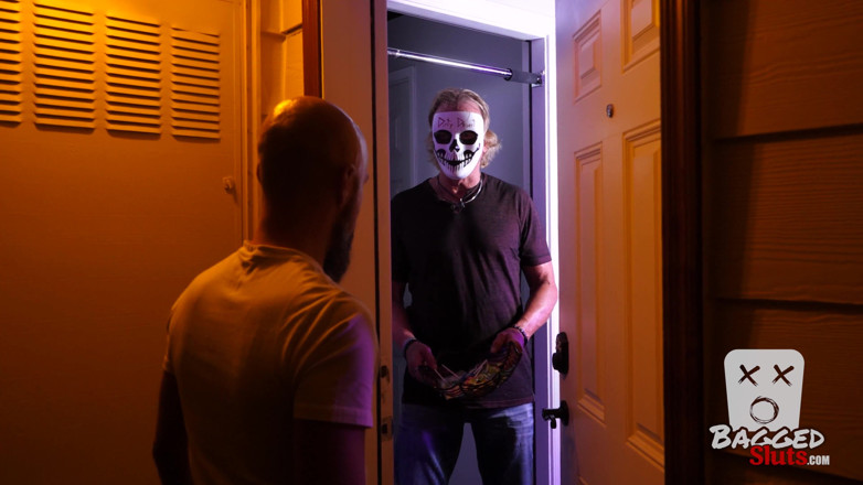 Dirty Desert Productions: Trick or treat: ibu rumah tangga nakal nyepong 3 tetangga saat...