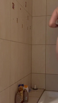 그녀의 작은 시청자가 보고 있는 것을 전혀 모르는 거인들