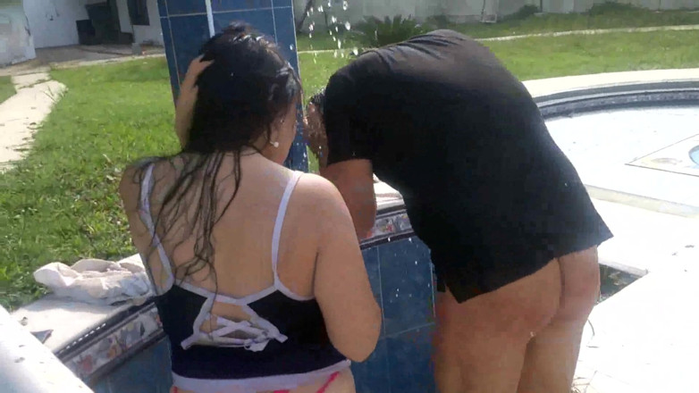 Femdom Austria: Memukul mereka di bawah kamar mandi