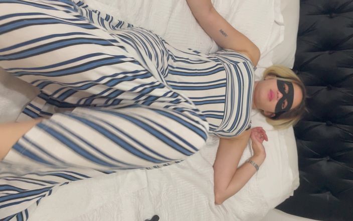 FlirtynDirty: Maskeli Veronica sütünü çalıyor