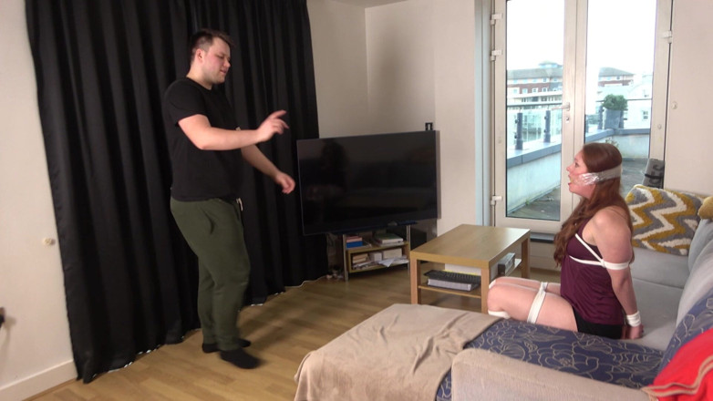 Latina Fetish: Ivys sohlenhafte Kapitulation, Schwammknebel geknebelt, Zehen und Sohlen in fesselnder...