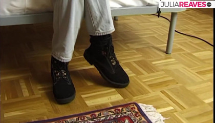 Retro German Spanner Tour: O fată slabă se dezbracă și se atinge pe pat