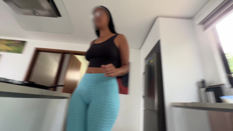 Time traveler: Junges zimmermädchen in blauen leggings lässt ihren chef sie gut...