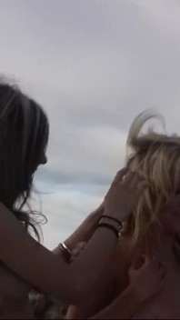 Trois Filles En Bikinis Sur Un Sommet De Montagne Se Déshabillent Et S’amusent
