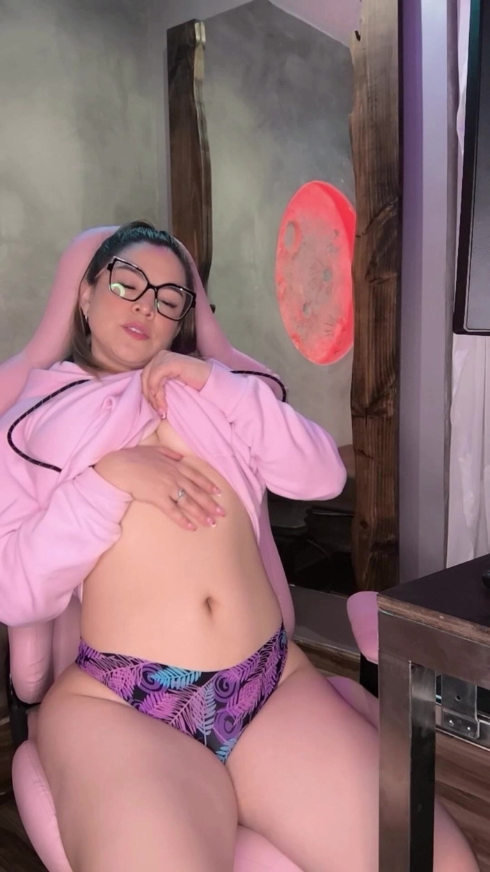 DanielaGomezz: 视角 丰满金发女操她的日立直到高潮