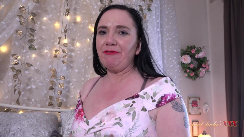 Aunt Judy's XXX: Auntjudys - 你的丰满熟女女房东Kjirsten让你用精液支付房租（第一人称视角）