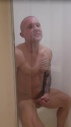 Troy White UK: Pantat cowok straight lagi asik muasin memeknya pakai dildo ukuran 20...