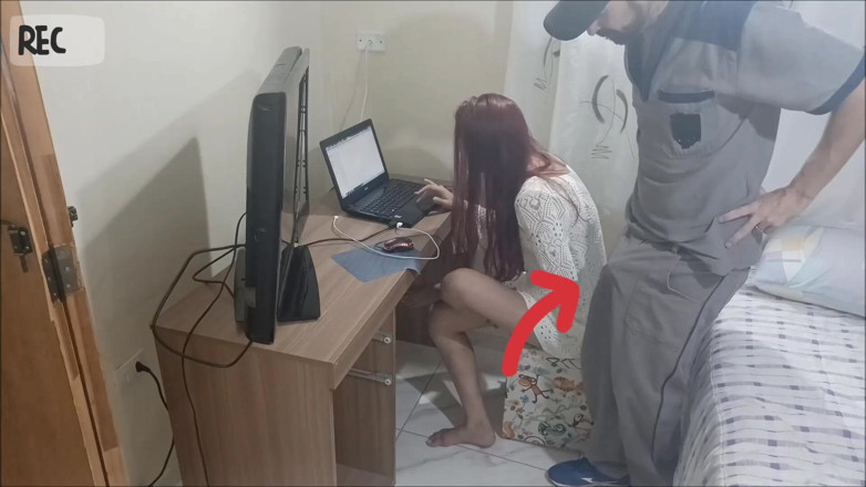 ksalnovinhos: Housewife Home Alone Receives Maintenance Man!