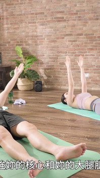Yoga ateşli orta yaşlı seksi kadın süt sızdırıyor ve sert sikişiyor