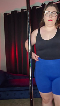 Tjock BBW försök att dra Wiith 5 tighta gym shorts som kramar saftig röv, snuskigt samtal, stripteases och stygg dans