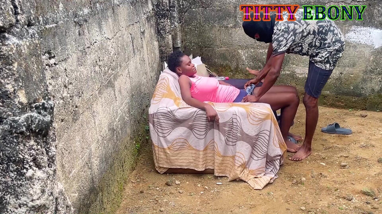 Titty_Ebony: アフリカの茶色の肌のBBCと黒檀のティーンがアフリカのどこかでチェアセックスの屋外ハードコアで犯される