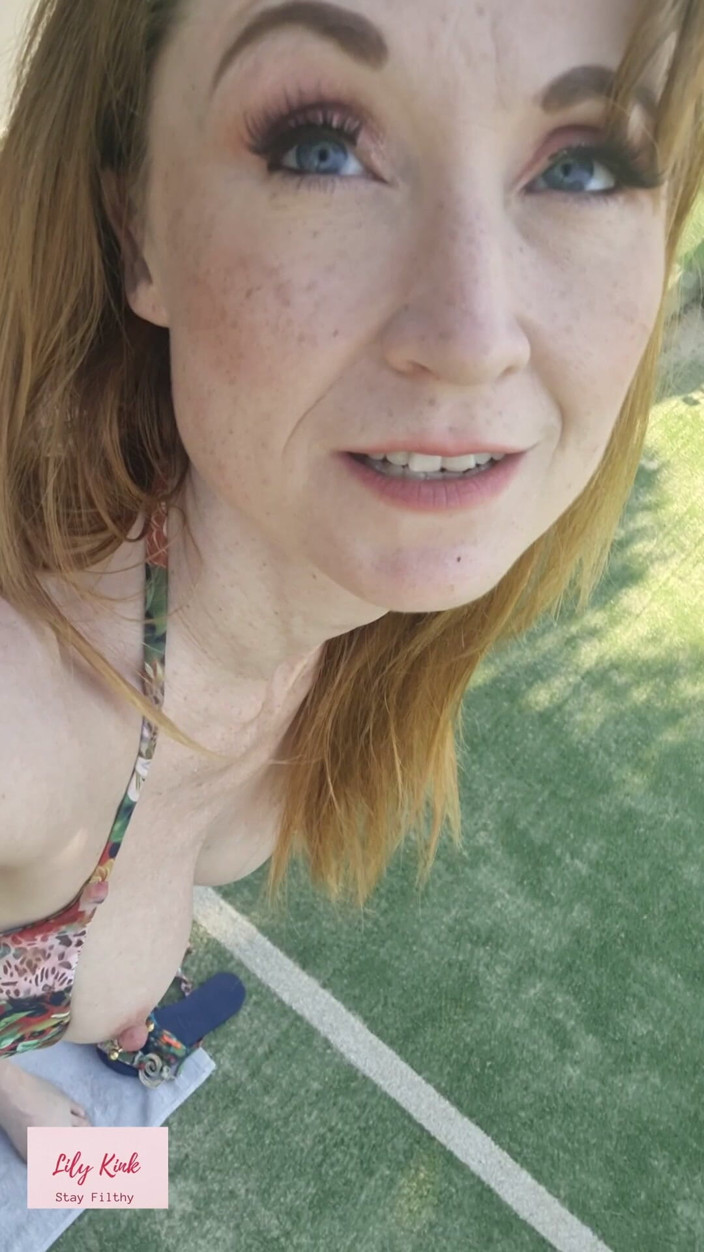 Lily kink: Arrapata Matura MILF Dildo Scopa Anale All'aperto