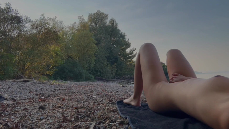 SweetJaneOfficial: Taquinage à la plage naturiste : aider un adepte à jouir fort