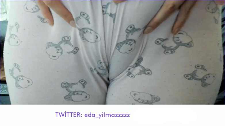 bigass_sexy_bigboobs: Stydké pysky - Oteklá kundička - Tření kundičky s pyžamem