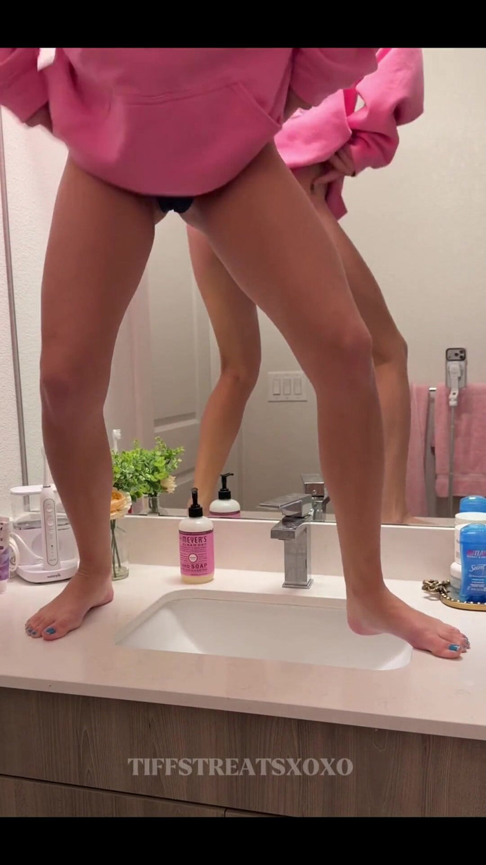 Tiffstreatsxoxo: Peeing in My Best Friend’s Sink!