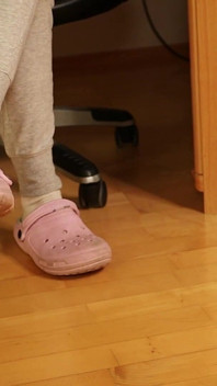 Schmutzige weiße socken - baumeln und fuß necken in trainingshose