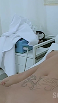 Xixi na boceta Kara mijando e fodendo no escritório do médico
