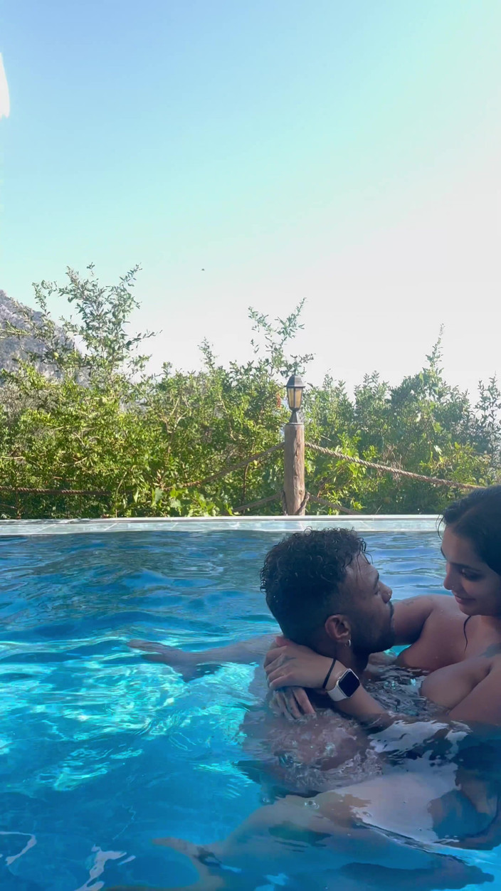 Yasmina Khan: Havuzdaki Kocama Karşı Sadakatsiz Olmak, Büyük Penis Komşu Yasmina Khan