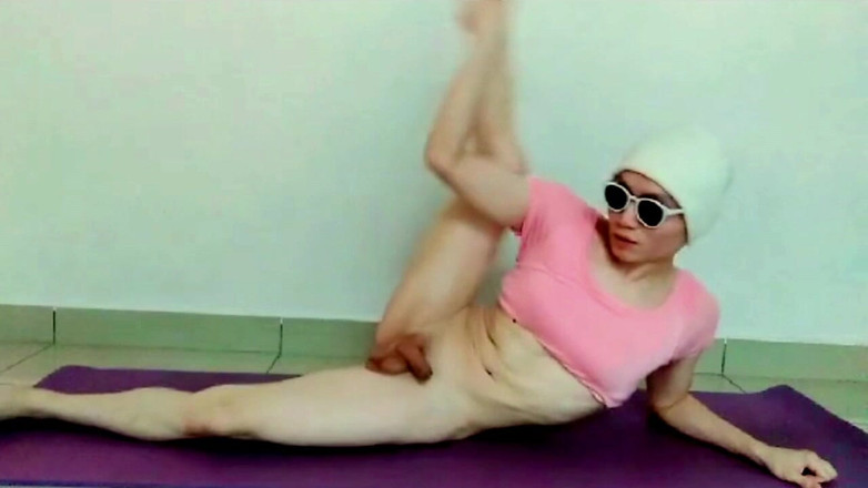 KamenKnight: Sissy Nud Yoga Întindere la domiciliu în poze freestyle aleatoriu