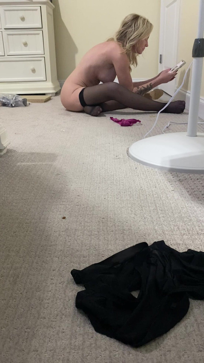 MadisonCD2025: Crossdresser sleduje, jak jeho milf přítelkyně video chatuje s chlapem...