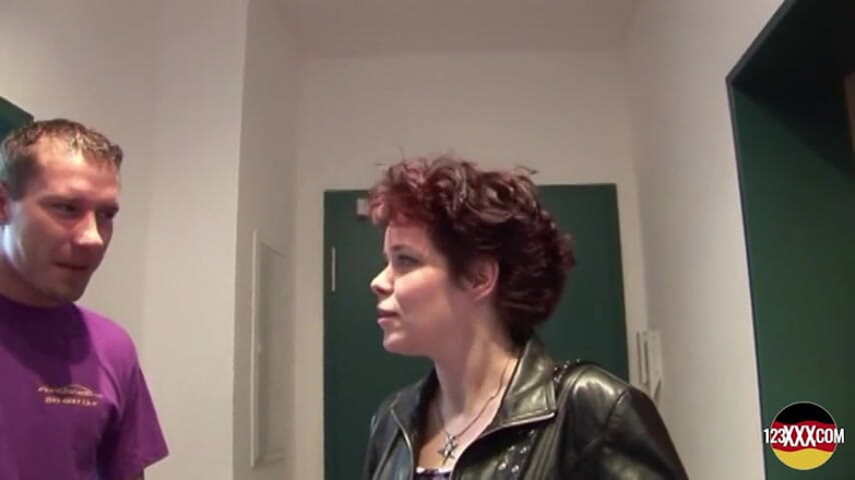 123XXX - 100% Amateurs: La signora tedesca dai capelli corti in calze vuole sborrare...