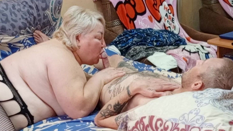 Zona901: Macocha opróżnia moje kulki spermy, robiąc głębokie obciąganie i połykając...