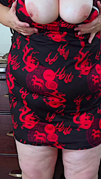 Büyük götlü olgun tesettürlü beyaz orta yaşlı seksi kadın ateşli mini elbiseden büyük göğüslerini gösteriyor - iri güzel kadın ssbbw