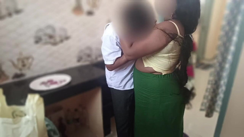Telugu-fuckers: देसी सौतेली मम्मी की रसोई में चुदाई, मैंने उसे खाना बनाते समय आश्चर्यचकित करने के लिए चोदा।