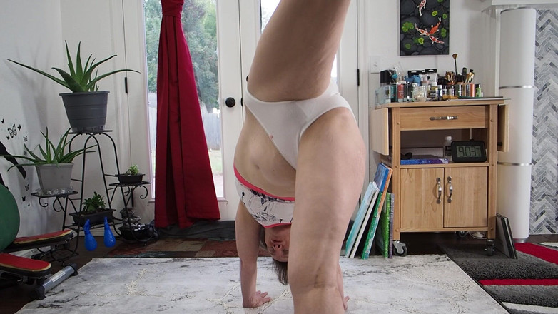 Aurora Willows: Mutandine bianche su richiesta