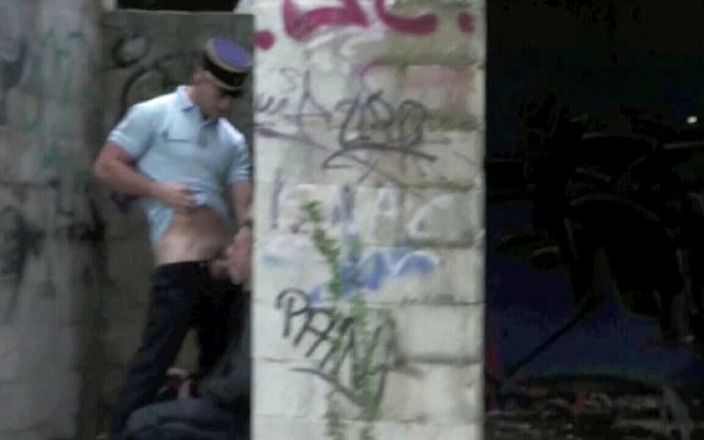 Straight fucking boy in uniform: Twink pieprzy policjanta i nexhib cruising