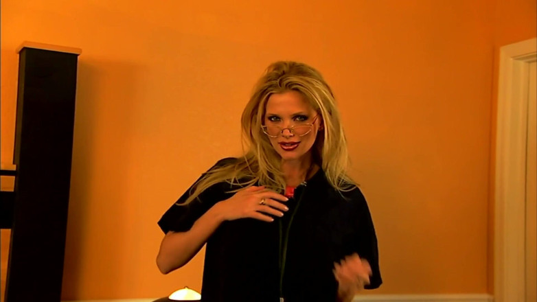 Lesbian Illusion: Sexy blonďatá holka masturbuje na posteli