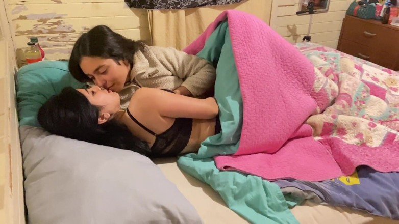 PetiteHorny: ICH HABE MEINE BESTE FREUNDIN GEKÜSST - ERSTER DREIER
