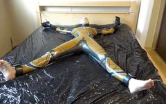 Latex Danielle wird am Bett befestigt und mit der massage mit dem vibrator masturbiert