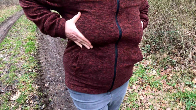 Bouncy Tits Action: 알몸의 하이킹과 그녀의 젖탱이 때리기