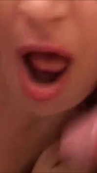 Napalona milf ssie dwa kutasy i zmocza się z gorącą spermą