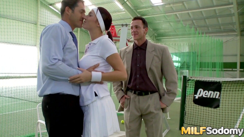 Porn Gutter: Doppia penetrazione sul campo da tennis